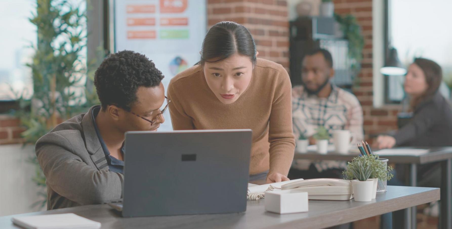 Configuración avanzada de sistemas de gestión financiera con múltiples pantallas