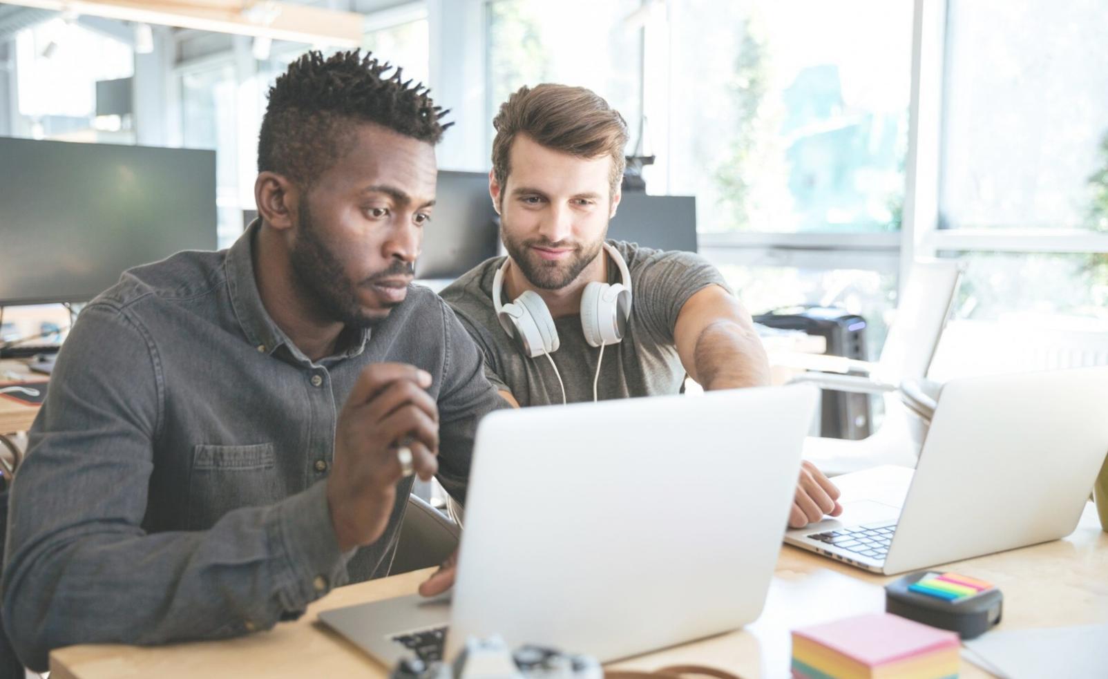 Materiales de estudio y recursos educativos organizados en mesa de trabajo