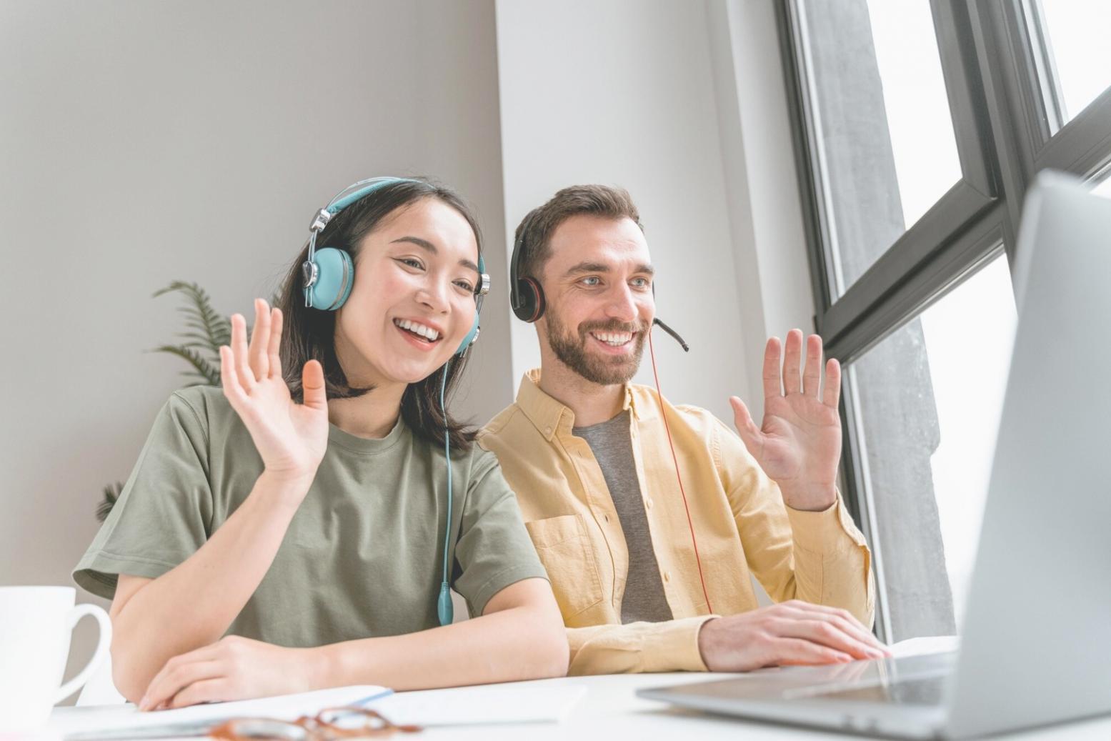 Estudiante concentrado tomando notas durante sesión de estudio financiero